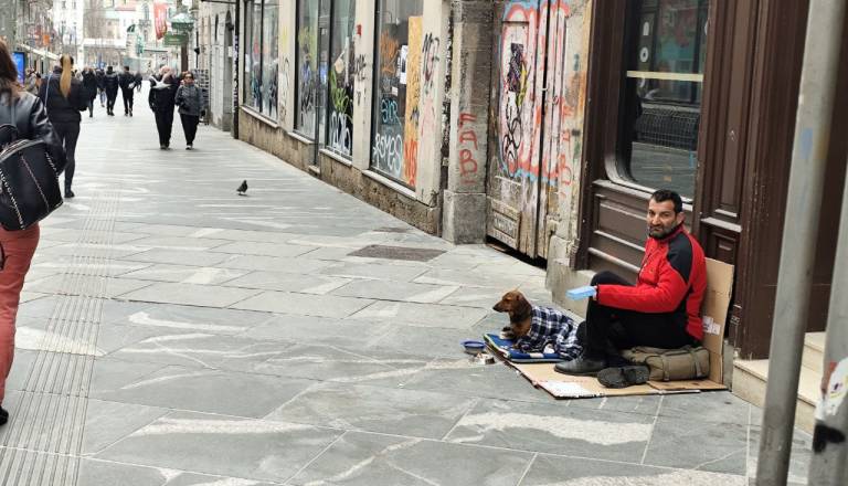 FOTO: Razbita Čopova, smeti in izginjajoča Zdravljica – občina odgovarja, a rešitev ni vidna