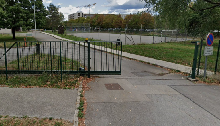 To ljubljansko šolsko igrišče ob jutrih pogosto neprimerno za uporabo, vsak dan ga mora preveriti hišnik