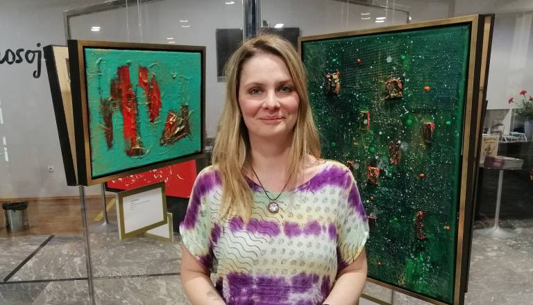 Lara Gujtman: Barvita umetnost za svet, ki mu primanjkuje barv