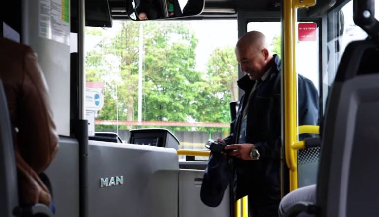 150 odstotno zvišanje: Ljubljanska občina nad slepe potnike z višjimi globami in skritimi kontrolorji 