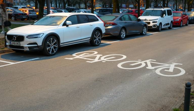 FOTO in VIDEO: Parkiranje v Štepanjskem naselju dobilo novo podobo in dodatna parkirna mesta