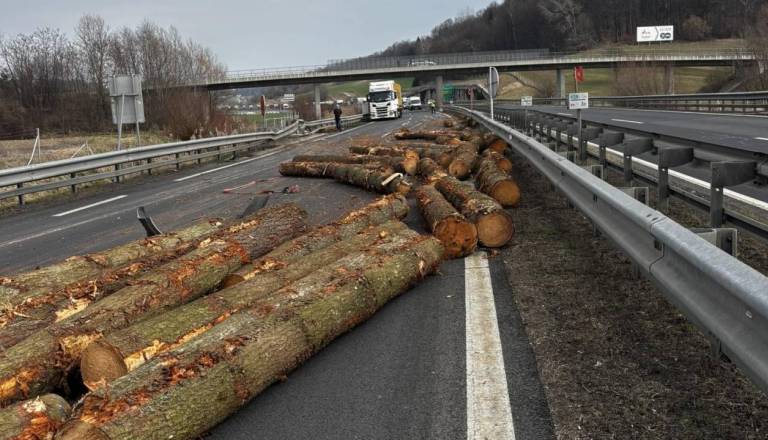 Zaradi prometne nesreče popolna zapora pomurske avtoceste v smeri proti Mariboru