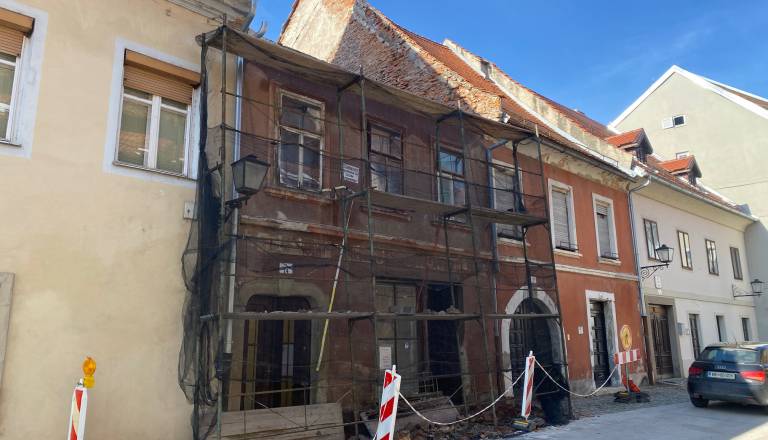 Previdno! Popolna zapora pločnika na Ptuju