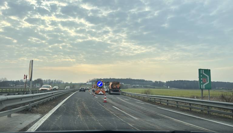 FOTO in VIDEO: Na pomurski avtocesti zaprt vozni pas, hlodovino še odstranjujejo 