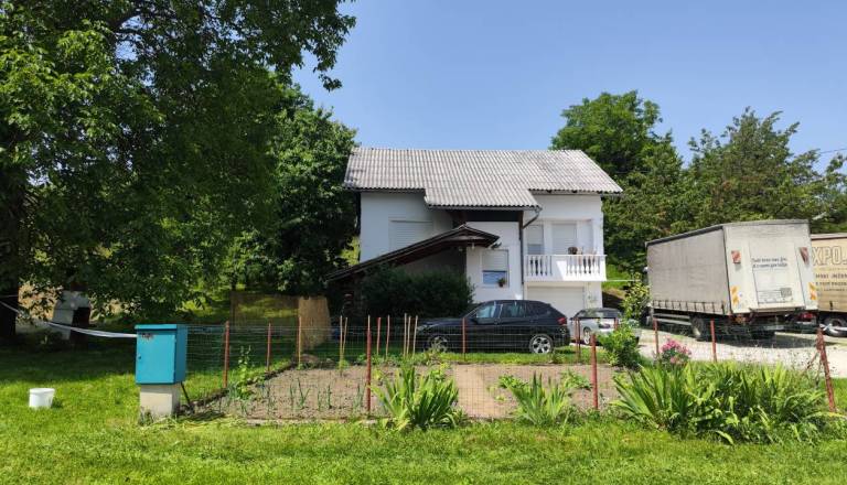 Za smrt otroka v razgretem vozilu visoke zaporne kazni: materi 12 let, partnerju 11 let in pol