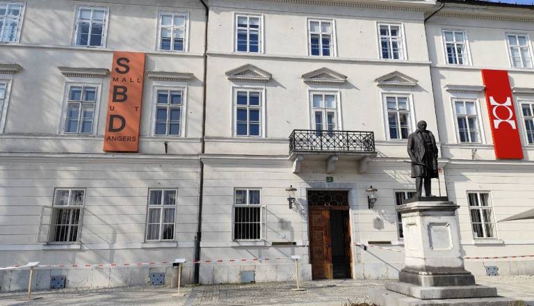 FOTO: Komaj štiri leta po prenovi je Tivolski grad spet ovit s varnostnim trakom!