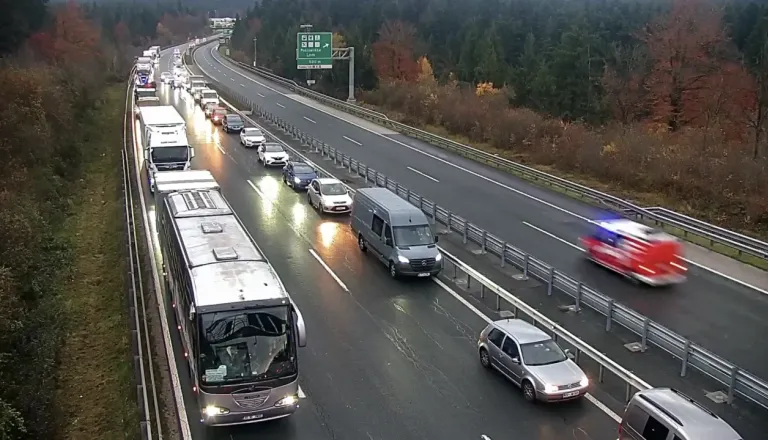 Popolna zapora avtoceste v smeri proti Mariboru zaradi prometne nesreče 