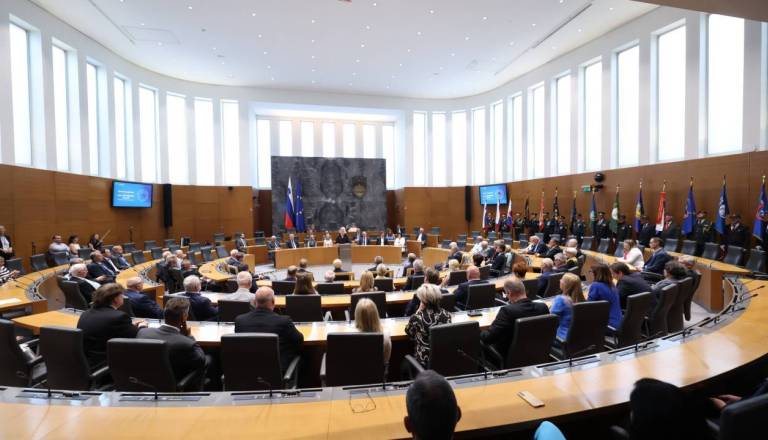 Anketa: Sedem strank čez parlamentarni prag, Gibanje Svoboda malenkost pred SDS