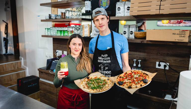 Nina Furman in Matic Orel z neapeljskimi picami v Mariboru: »Če je testo dobro, gre nanj lahko vse«