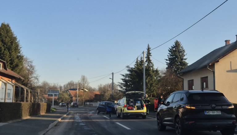 V čelnem trčenju poškodovana oba voznika 