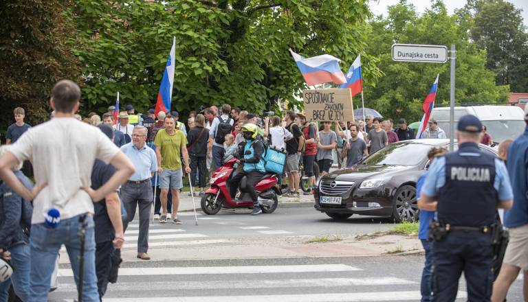 Romska problematika v Ljubljani: Občina pojasnjuje ukrepe, Strojani pa burijo lokalno skupnost