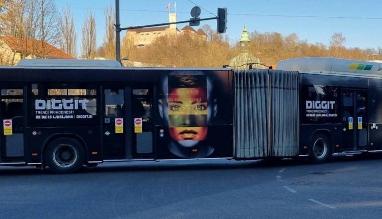 Občan predlaga mestni avtobus do polnoči, občina odgovarja: Za 10 potnikov se ne splača