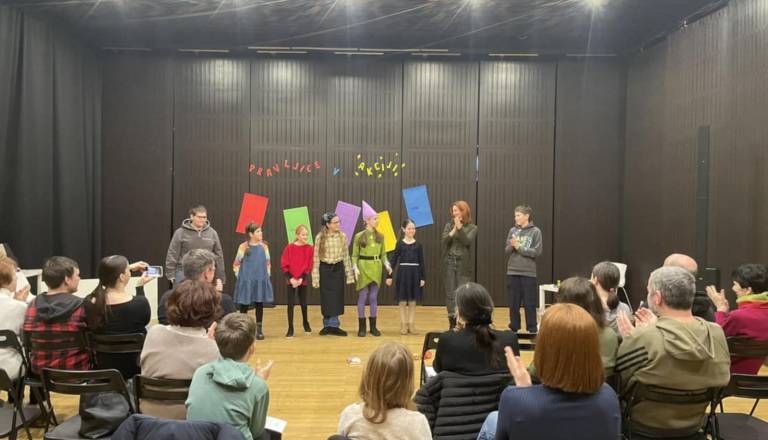 Otroci pokazali, kaj zmore domišljija: V Vetrinjskem dvoru uprizorili gledališko predstavo, ki so jo ustvarili sami