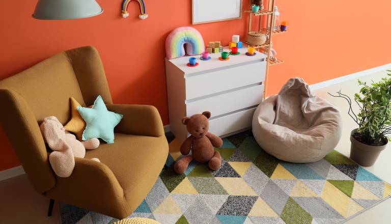 Plezanje, skakanje in domišljija na enem mestu: kako ustvariti igralni kotiček za otroke