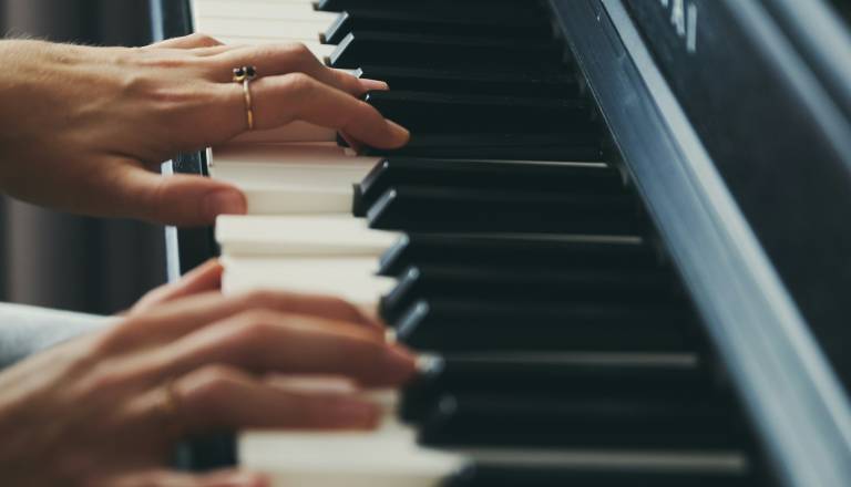 Upokojenki iz Maribora ne bo treba plačati globe za igranje klavirja