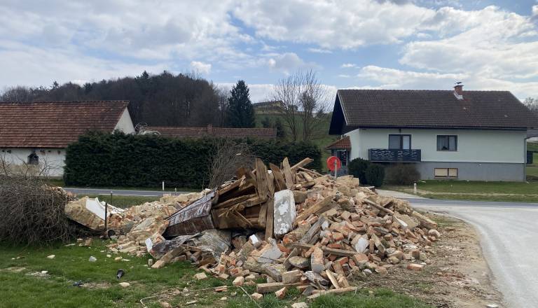 FOTO in VIDEO: Saj ni res, pa je! Sredi dopoldneva se je na Štajerskem porušila kapelica