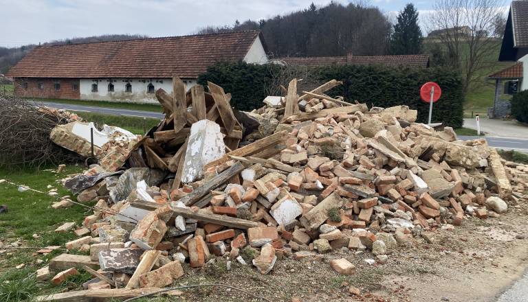 FOTO in VIDEO: Šok v bližini Pomurja, na cesto se je porušila kapelica