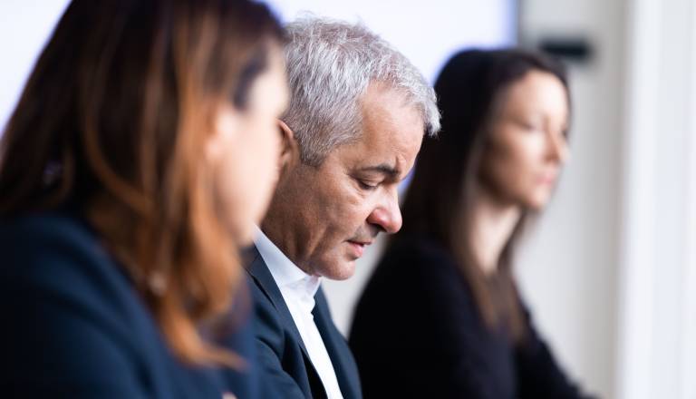 FOTO in VIDEO: Arsenovič znova stopil pred kamere, o odstopu ne razmišlja