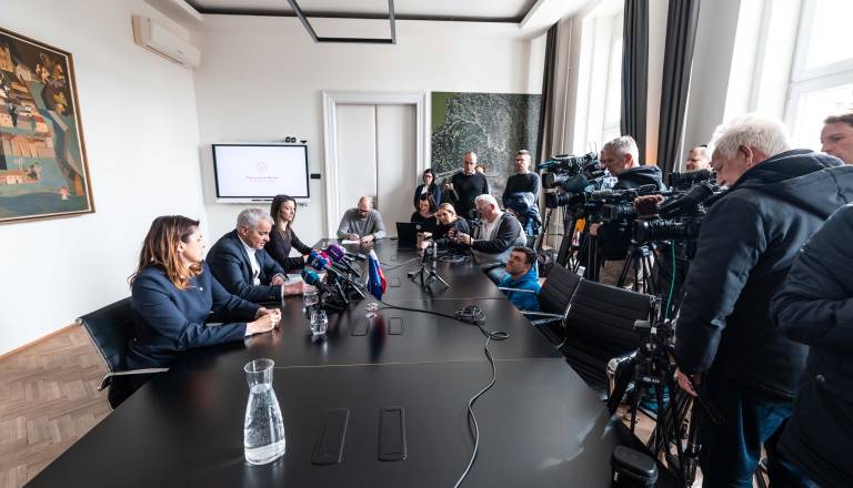 V ŽIVO: Arsenovič znova stopil pred kamere, kaj ima za povedati?