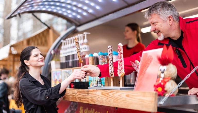 FOTO in VIDEO: Na Trgu Leona Štuklja nenavadna harmonija kontrastov, znova diši po čiliju in čokoladi