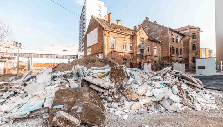 FOTO in VIDEO: Začeli rušiti hišo na Masarykovi