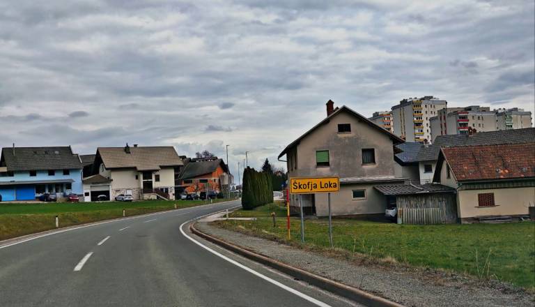 Razmere na škofjeloški urgenci: Po opozorilih zaradi vozil in opreme zdaj še odzivi ministrstva in občine