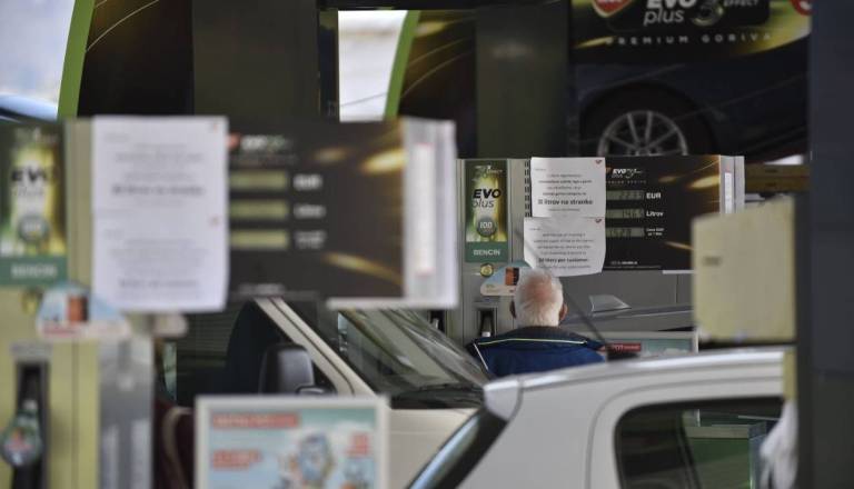 MOL pozdravil odločitev vlade o sprostitvi dela varnostnih zalog, a omejitve točenja goriva ostajajo