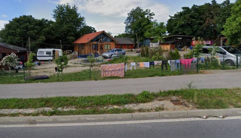 Toliko Novo mesto plačuje za prevoz romskih otrok, razkriva odgovor na svetniško vprašanje