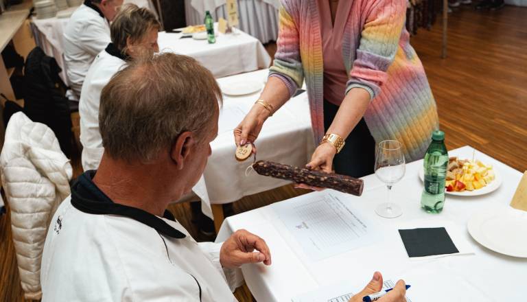 FOTO: 30. Pomurska salamiada v polnem teku, zmagovalcem denarne nagrade