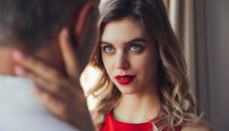 Nepričakovano srečanje bo ta znamenja pahnilo v usodno strast 