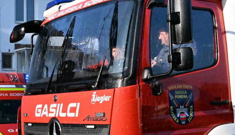 Goričko: Gasilci iz kleti zapuščenega objekta izčrpali 5000 litrov vode