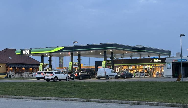 Vlada v novo omejitev točenja goriva v Sloveniji. Koliko lahko natočite?