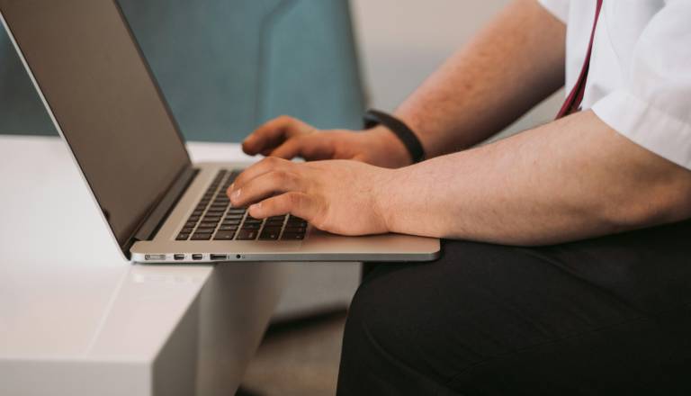 Delodajalci pod pritiskom: Plača po novem obvezna v oglasih