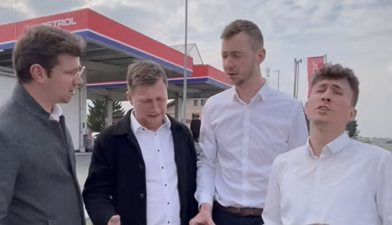 VIDEO: Kam odhajaš draga nafta? Štajerski kvartet nasmejal splet