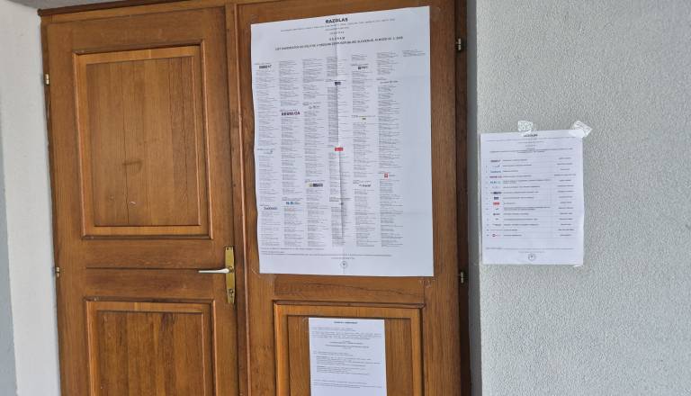 Volivci na dveh voliščih ostali pred vrati, tehnična napaka onemogočila glasovanje