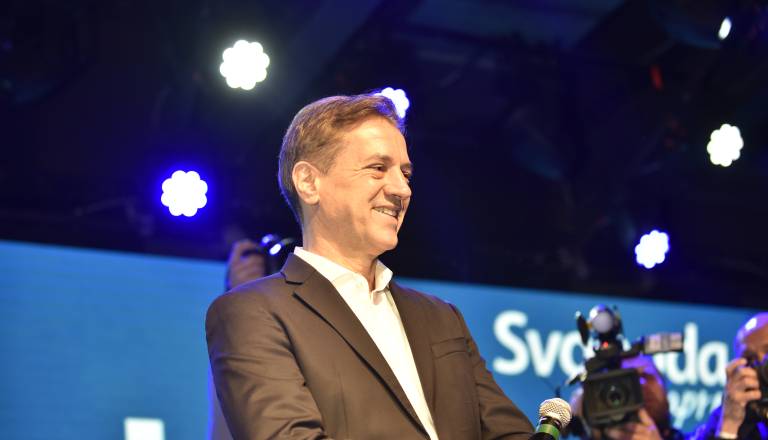 Večina glasovnic preštetih, med Gibanjem Svoboda in SDS za las razlike