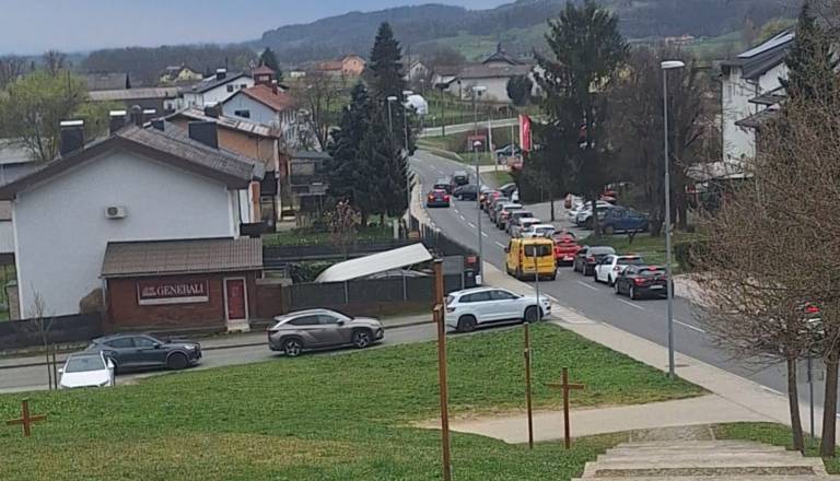 FOTO in VIDEO: Neverjetna gneča na Goričkem, kolona za 'tankanje' se vije po cesti