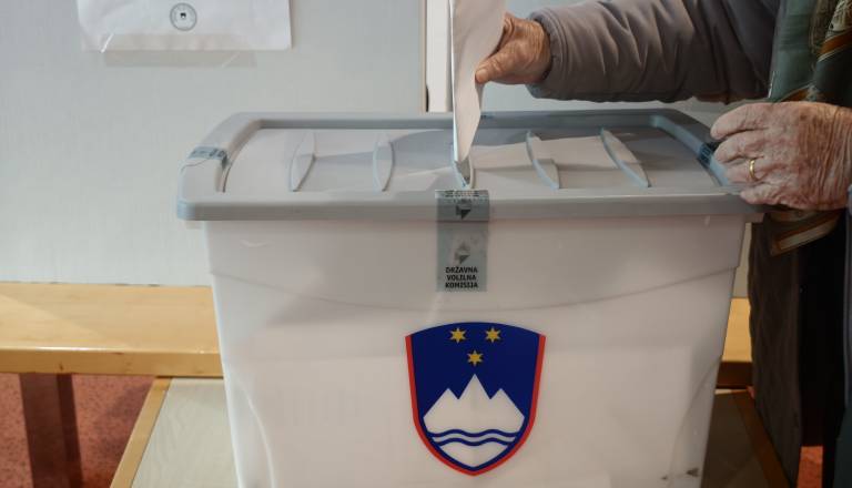 Volitve z višjo udeležbo kot pred štirimi leti, na dveh voliščih težave
