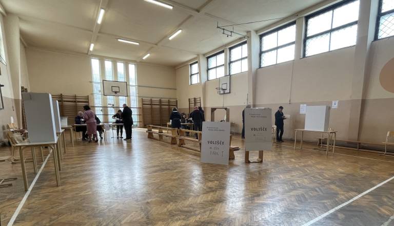 Do zdaj boljša volilna udeležba kot leta 2022, ponekod tudi zapleti