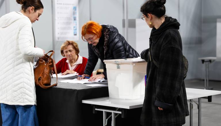 Volilna udeležba višja kot leta 2022, na dveh voliščih prišlo do zapleta