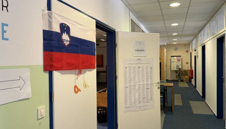 Težave na volišču, zaradi tehnične napake volivci ostali pred vrati