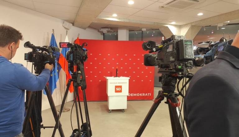 FOTO in VIDEO: SD v pričakovanju rezultatov, v volilni kavarni za zdaj brez vodstva