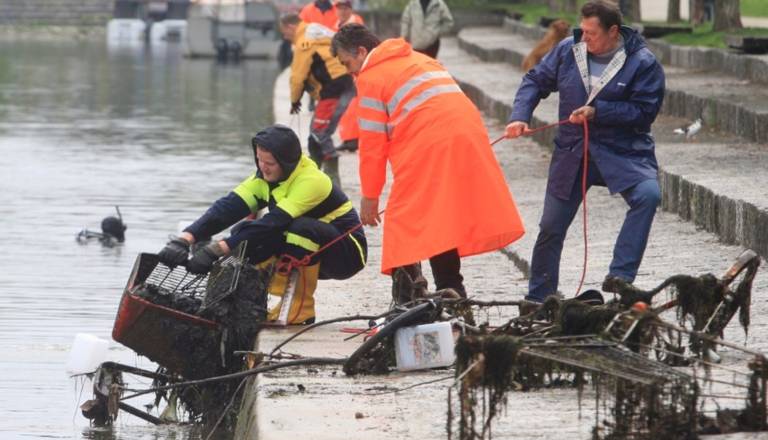 Zaposleni na Mestni upravi čistijo mesto, finale pa s spektaklom odpadkov iz Ljubljanice