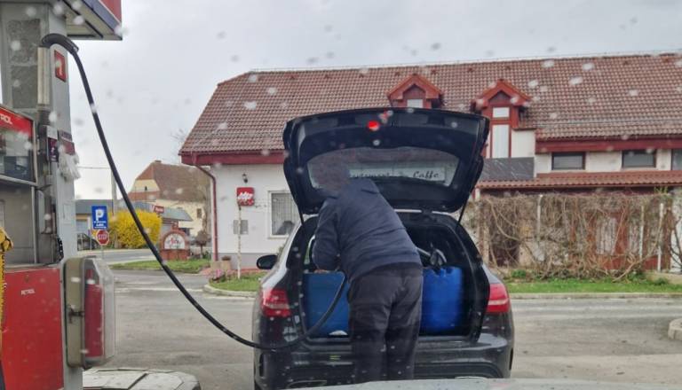 Prizor s črpalke v Prekmurju: Zaradi panike točijo gorivo v kanistre
