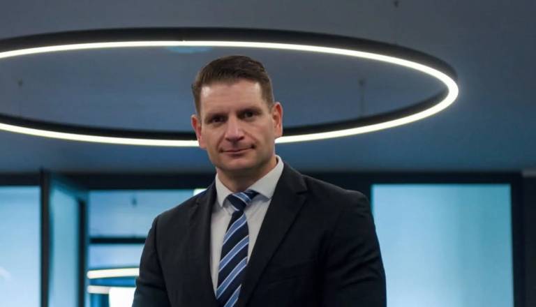 Presenečenje volitev Resni.ca: Kdo so poslanci iz njihove stranke, med njimi tudi kontroverzni obrazi