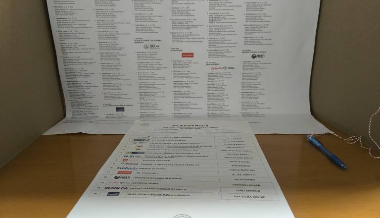 Svobodo in SDS loči 7700 glasov, danes še štetje glasov po pošti
