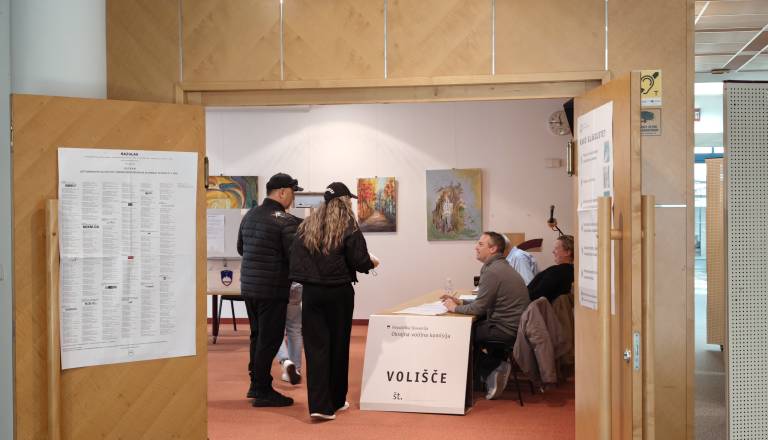 Med vodilnima strankama 7700 glasov razlike, danes štetje glasov po pošti