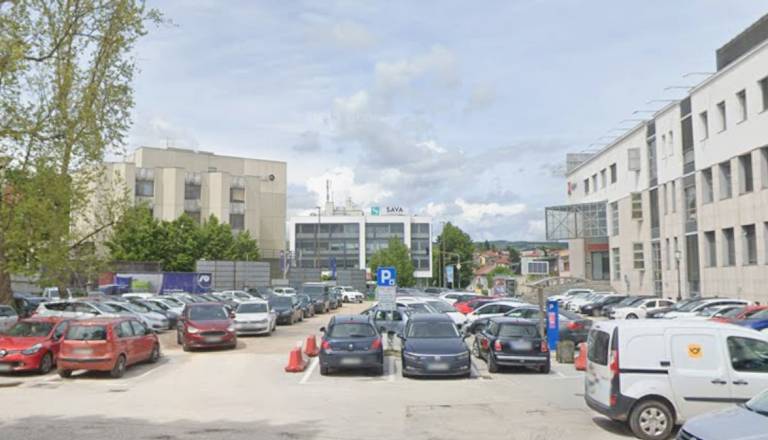 Ukinja se parkirišče v centru Novega mesta, občina potrdila nadomestne lokacije ob gradnji 'Novi trg 6'
