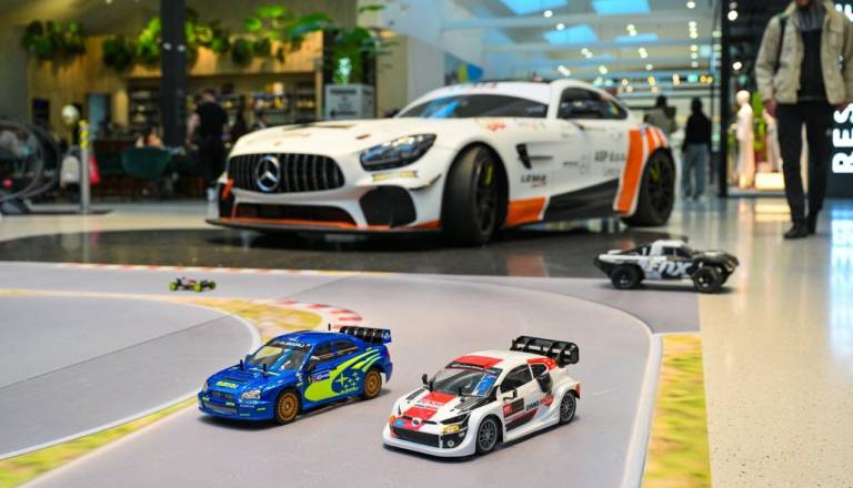 Pravi GT dirkalnik prvič na ogled v nakupovalnem središču