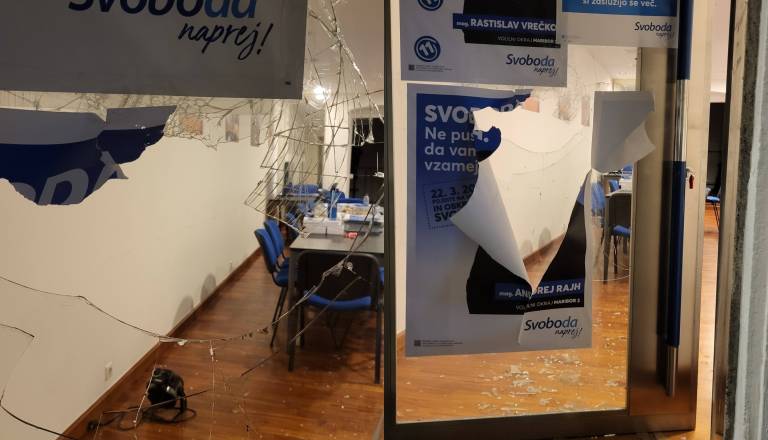 FOTO: V Mariboru razbili pisarno Gibanja Svoboda